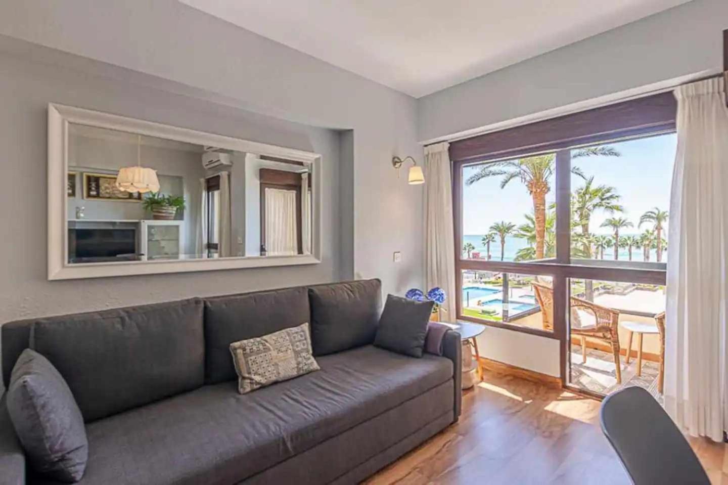 Encantador Apartamento En Primera Linea De Playa Benalmádena Kültér fotó